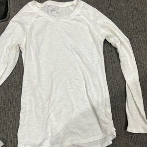 plain white sleeved shirt